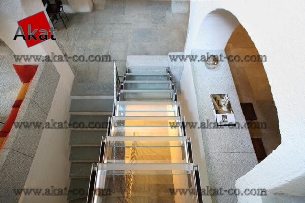 پله شیشه ای